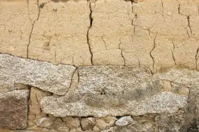 一面黄土和石块垒成的墙面照片