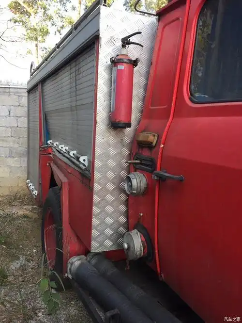 围观厂区报废消防车