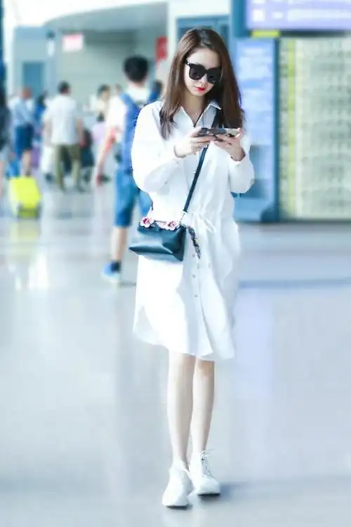基础款的白衬衫裙,搭配小白鞋,轻松的着装中又不失雅致,在春季如