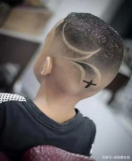 脑洞大开的外国理发师,头上雕刻出极具艺术感的图案,太酷了!