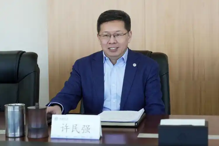 工商银行大连分行行长魏连彬一行来访我校