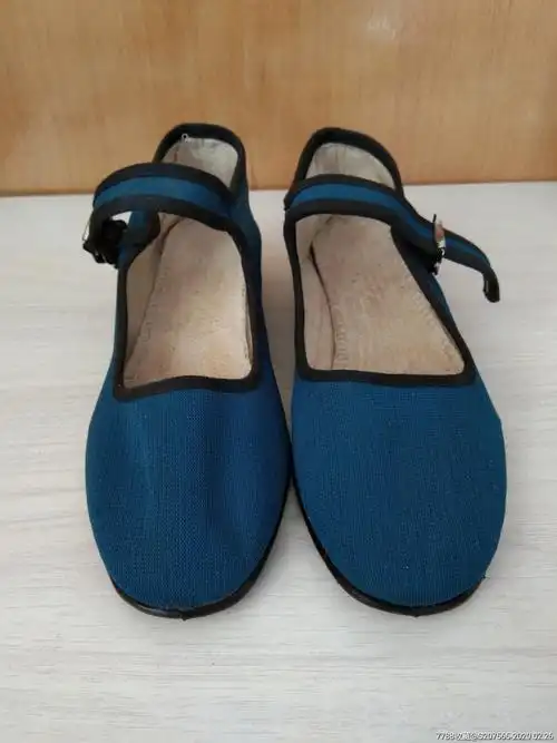 女一带布鞋