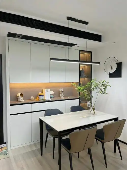 餐厅定制餐边柜,不仅有效利用了空间,其收纳能力也能最大化,一柜到顶