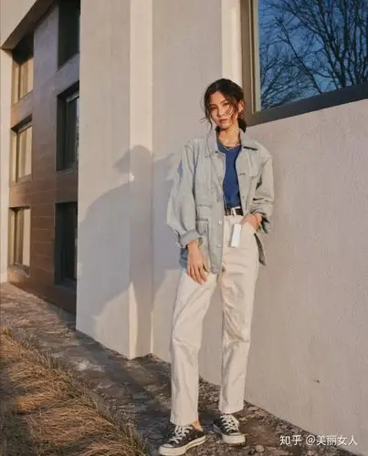 能为你带来一种轻松洒脱的感觉,今天我们来了解一下牛仔衣搭配什么
