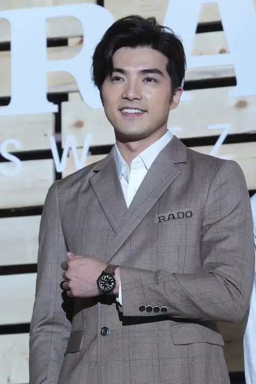 "魔尊重楼"黄志玮拥吻娇小女子,身高差距太大,看着都觉得窒息_腾讯