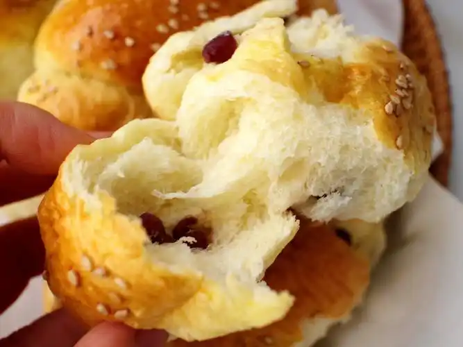 原创在家自制红豆小面包,蓬松暄软,柔软拉丝放3天不硬,全家都喜欢