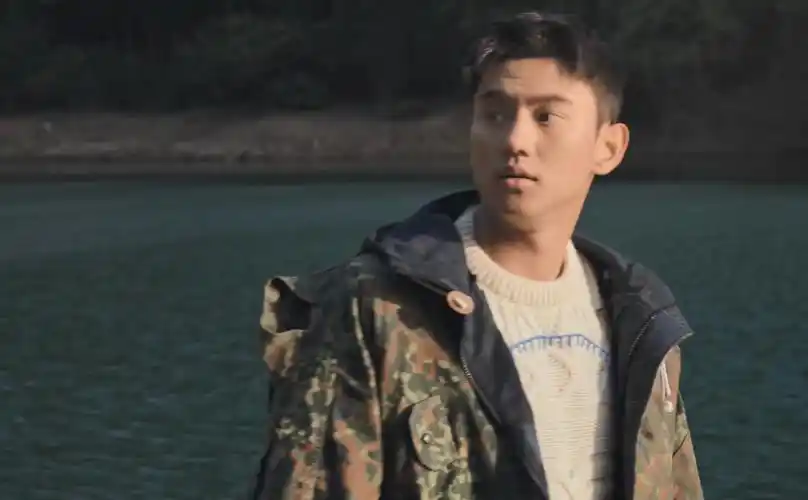 宁泽涛:深山老林走一遭,身穿无袖背心露出性感肌肉线条十分撩人