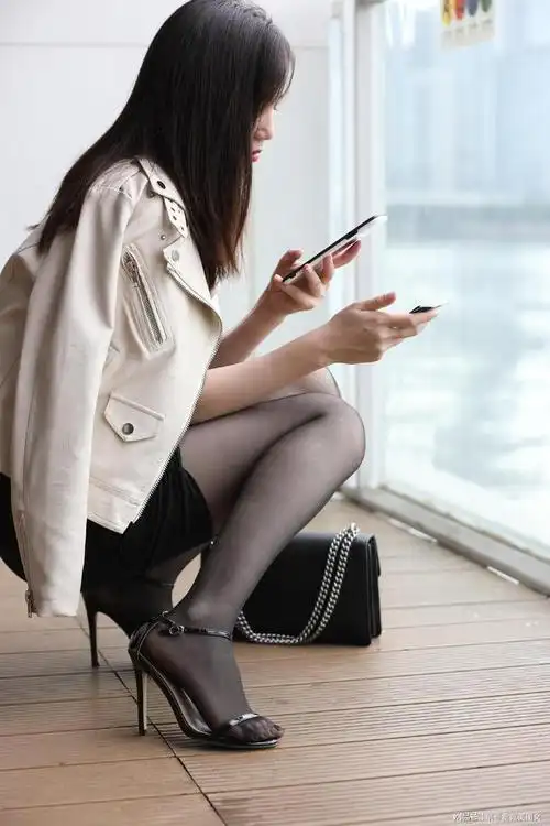 黑色丝袜搭配黑色包臀裙展现出你不一样的美丽