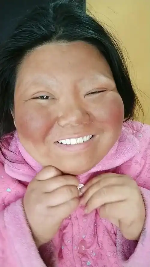 胖嘟嘟的大妈,化妆后变成年轻漂亮