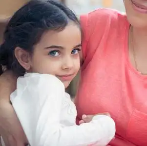 女儿的爱可爱的西班牙裔母亲和女儿的肖像照片