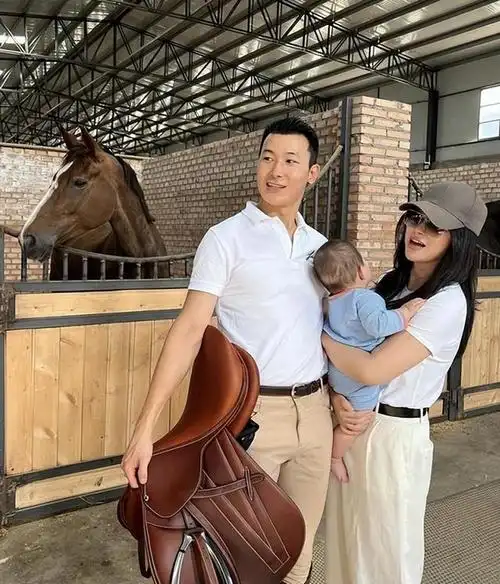 朱珠的老公王昀佳在微博上晒出一张一家三口的照片,朱珠的小闺女难得