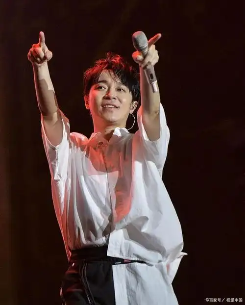 李宇春与吴青峰共唱《小情歌》:成都演唱会的感动时刻