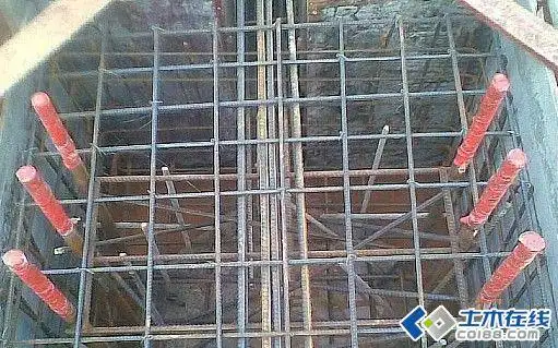 图片展示:钢结构车间地脚螺栓预埋过程