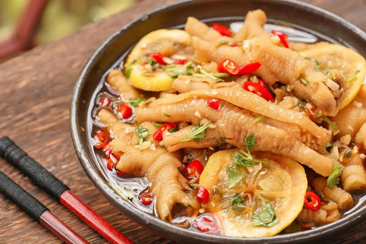 然后用百香果,柠檬搭配其它的调料制作成凉拌汁,做成酸辣无骨凤爪,吃