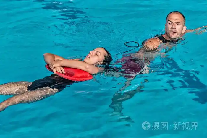救生员抢救年轻女人