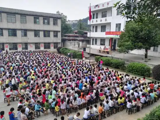 邓冬玉在白石渡镇中心小学爱心助学捐赠仪式.png