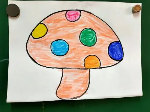 其它 小二班《彩色的蘑菇》 写美篇  简单的涂色便是很好的引导方式