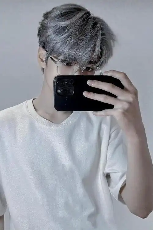 严浩翔银发好苏啊,一整个被他帅到了,氛围感拉满,这谁能不爱