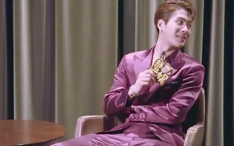 王嘉尔开车名场面主持人对自己哪里最自信王嘉尔就那里啊