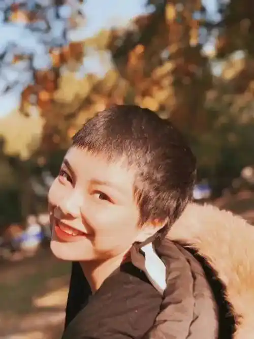 我看了1000多组照片,告诉你平头女生有多惊艳!