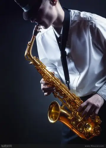 正在吹萨克斯的人高清图片