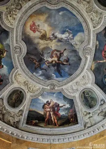 大厅的四壁及屋顶精美的壁画,令人叹为观止.