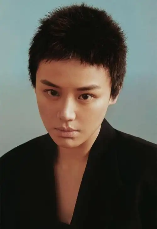 近日,马思纯换发型超短寸头,乍一看帅气十足,完全没有女人味!