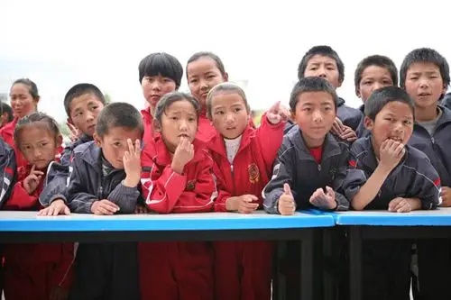 搜狐公益为青海两所福利院孤儿捐赠礼物(组图)