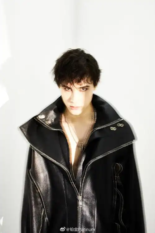 明星爱铂金#利路修偶然间被《创造营2021》节目挖掘,成为热度最高的