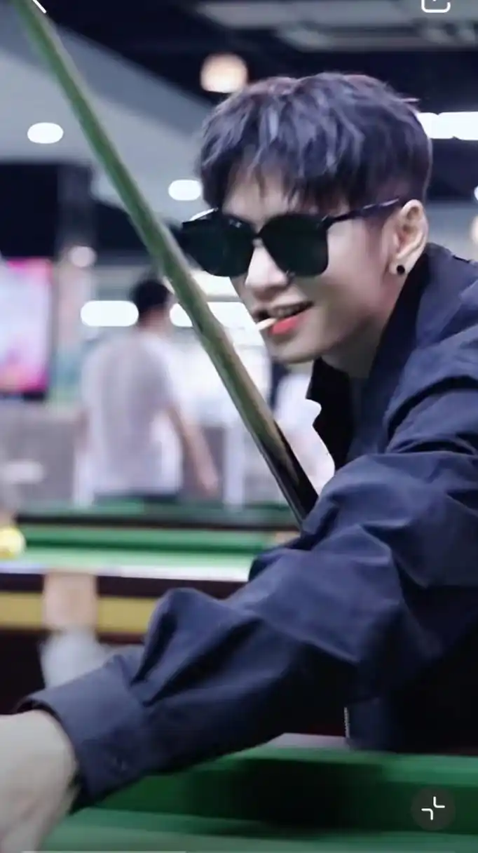 打台球的帅小伙,年令约有二十多. 顽皮爱笑身体棒,快乐健康好生活!