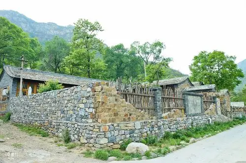 北京自驾丨隐居于山间,黄栌花开过一个粉色的周末_房山区游记_途牛