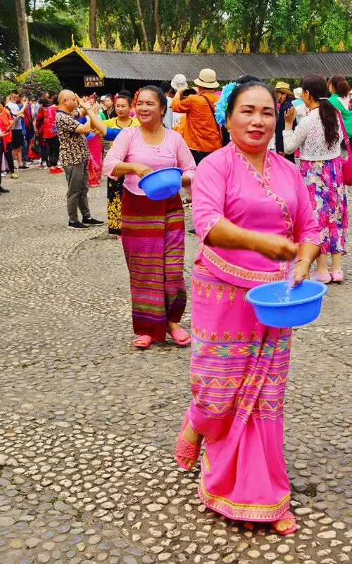 西双版纳傣族欢快的泼水节