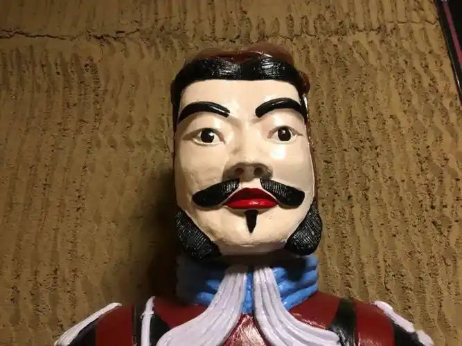 也不知道在鼓捣些什么看到这我实在忍不住笑了旁边的大哥却突然蹲下身