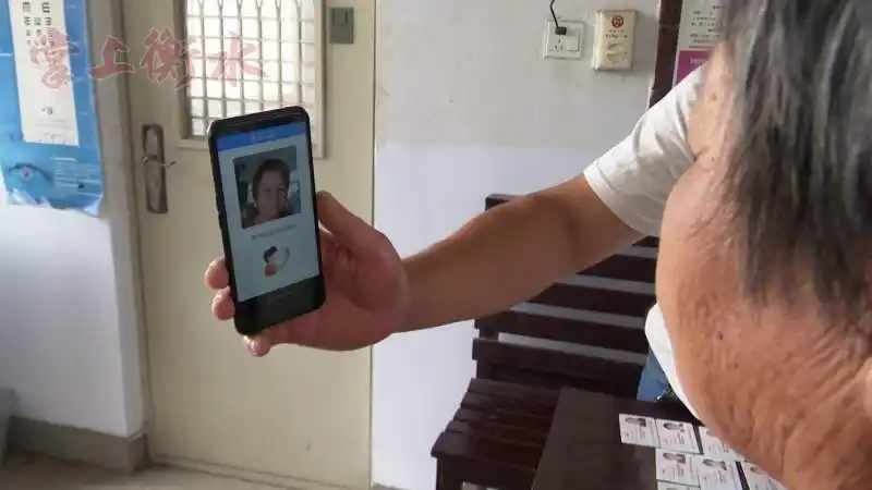 赵伍营村两委班子义务帮助60岁以上老人完成养老保险认证