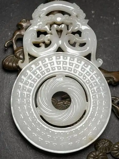 和田玉战汉时期双龙玉璧