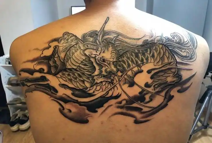 披肩麒麟完工纹身图片