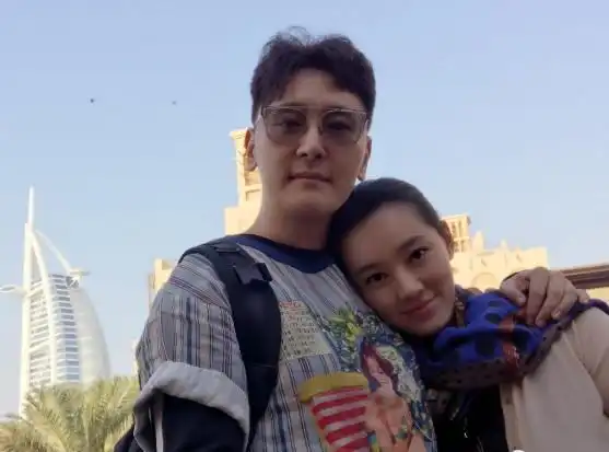 赵家班情人节晒小幸福赵本山女儿晒与老公照