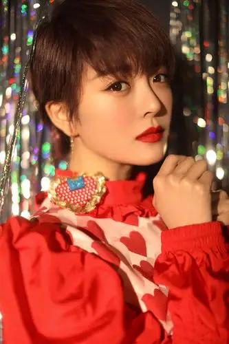 种丹妮新写真玩转迷幻风 流光间化身闪光少女