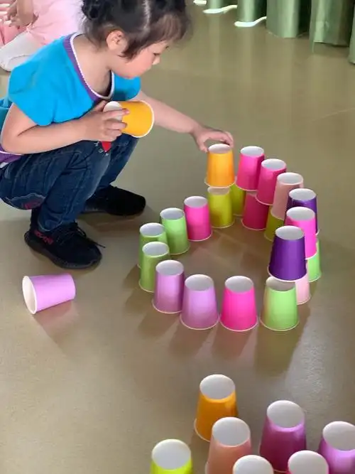 悦动天地——纸杯叠高