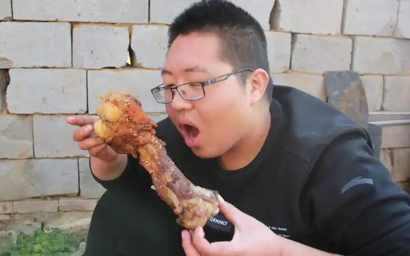 碳烤猪大骨,这样才过瘾,大口吃完真解馋!