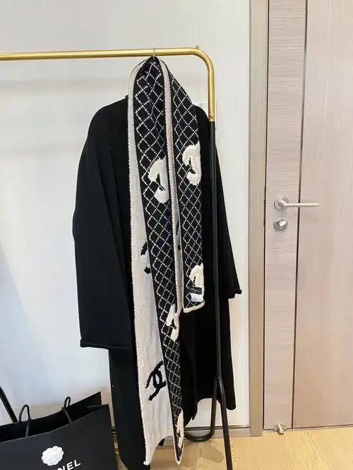 这条香奈儿围巾终于又到货啦 国金刚到的 太喜欢啦 长度厚度都很可 软