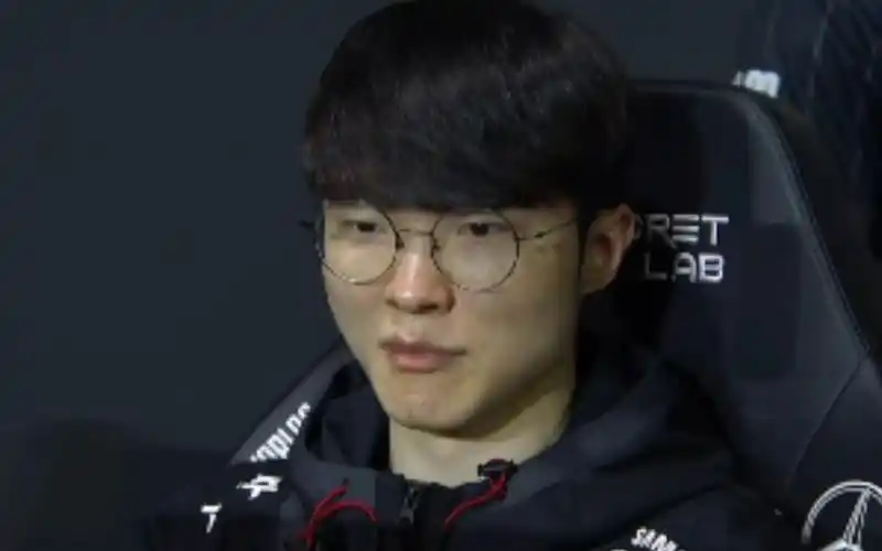 好久没看到faker笑了,四冠吧,今年笑个够!