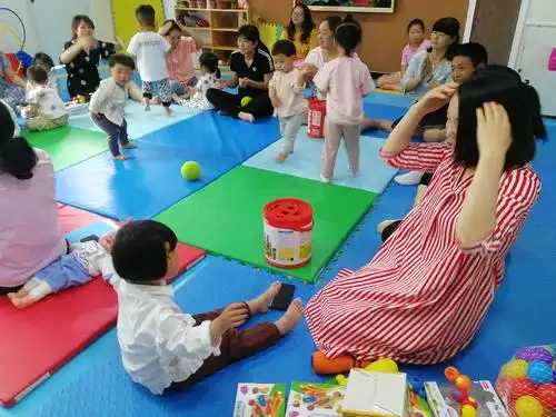 金色阳光幼儿园公益早教课第五期:亲子早教课:亲子探索《小和尚运球》