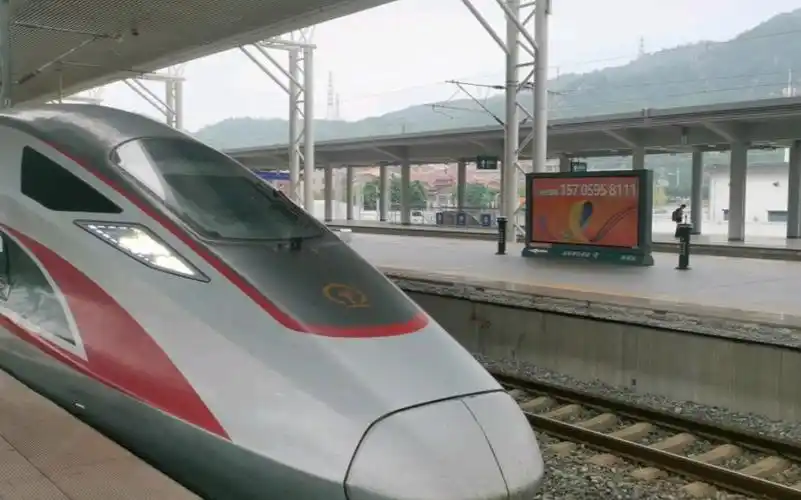 g1602次列车cr400af红神龙停靠泉州站