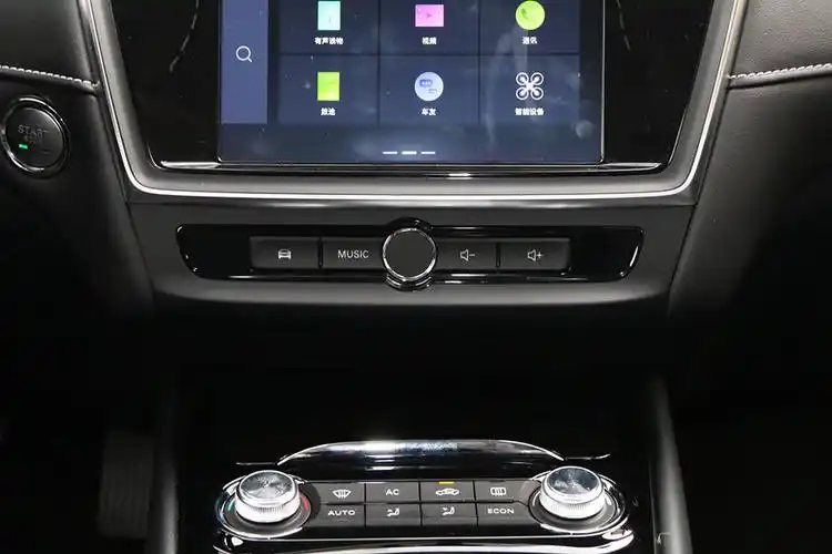 中控台物理按键的触碰手感让人印象深刻,回馈阻尼很有质感,简单而宽大