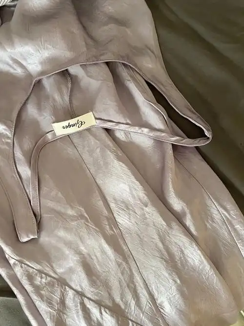 高级的烟灰紫色