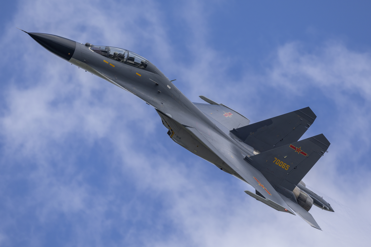 准确的说是歼11d的简缩版,较歼11b有半个代差,属四代半空优战斗机