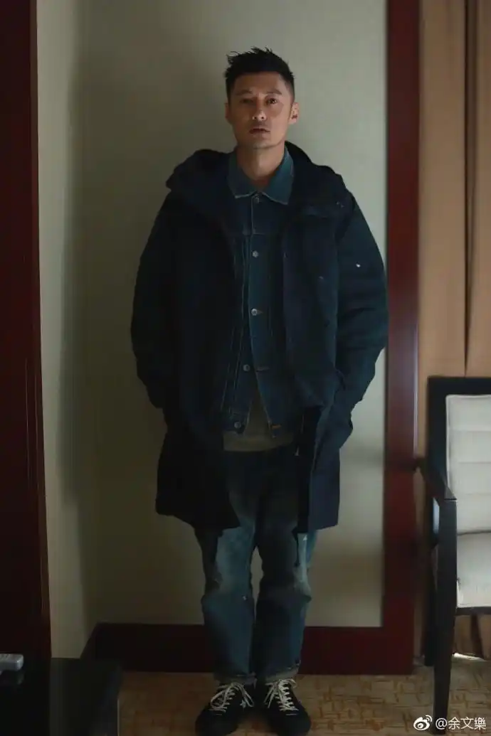 余文乐日潮范装扮遭网友吐槽,瞬间感觉腿短了,身高也低了!