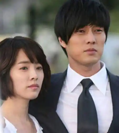 韩志旼与朴有天韩志旼与朴有天因共同出演电视剧《屋塔房王世子》而