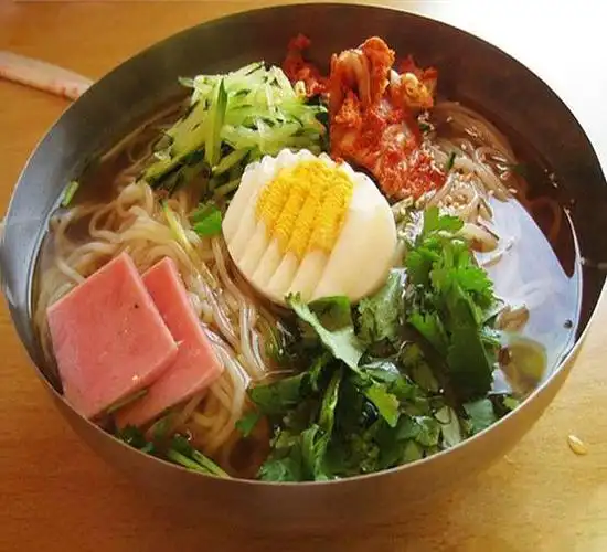 最近北京的天气忽晴忽雨,又闷又湿.每天都想吃冷面,最好带冰碴的那种!